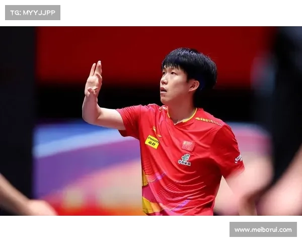 世乒赛男单颁奖时雨果仰望五星红旗瞬间展现坚定信念与荣誉光辉